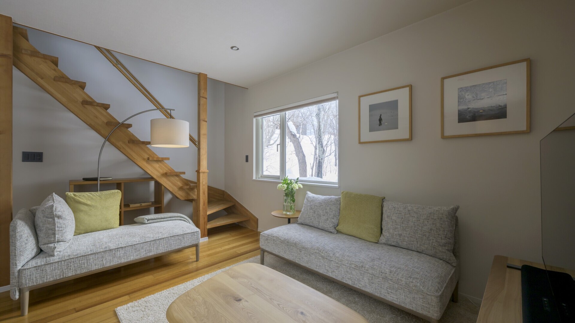 Nice and cosy living area by the stairs