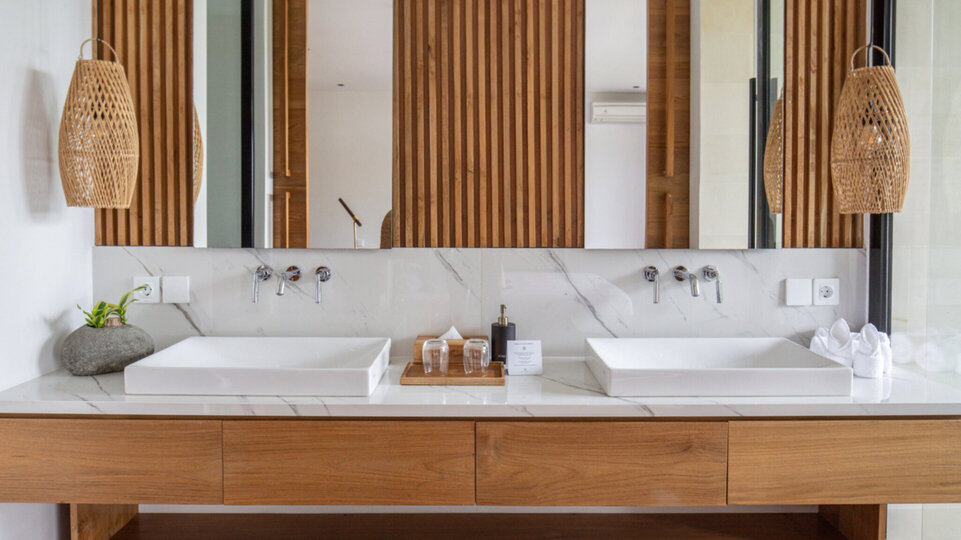 Master bedroom his and hers ensuite bathroom