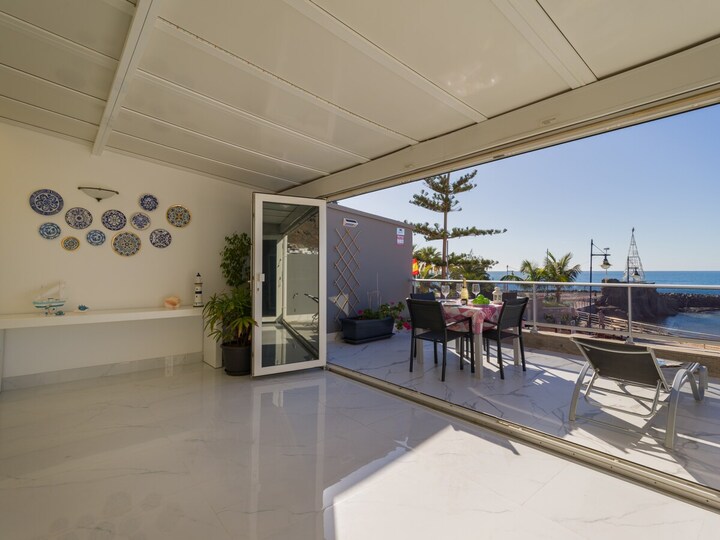 A Beachfront Paradise, Canarias 1006