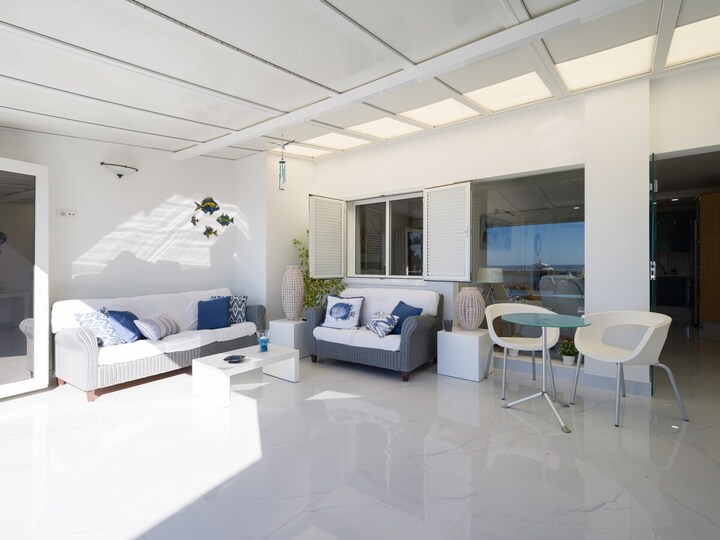A Beachfront Paradise, Canarias 1006