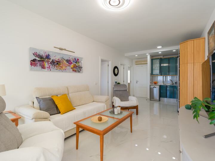 A Beachfront Paradise, Canarias 1006