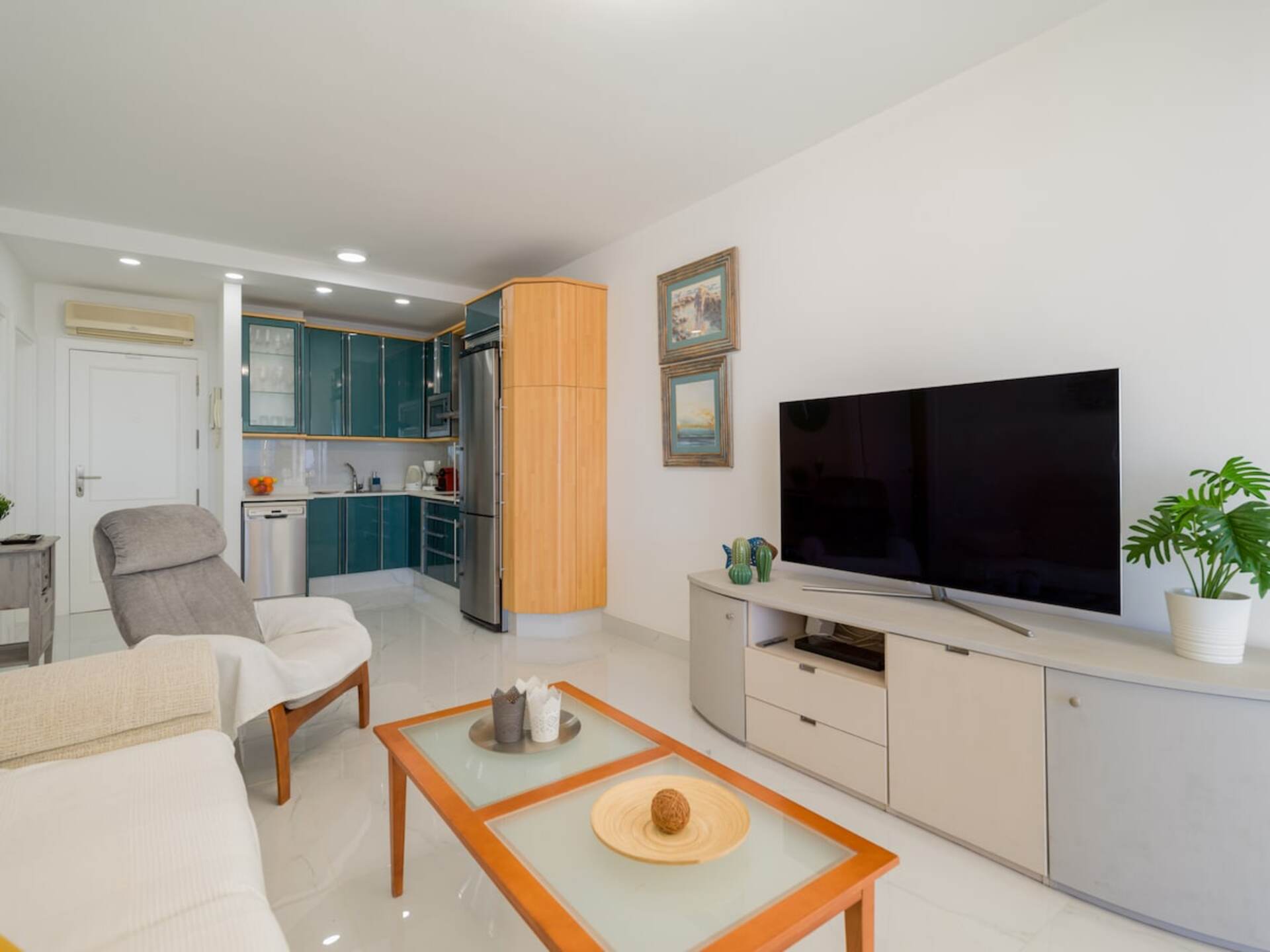 A Beachfront Paradise, Canarias 1006