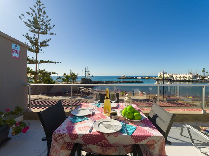A Beachfront Paradise, Canarias 1006