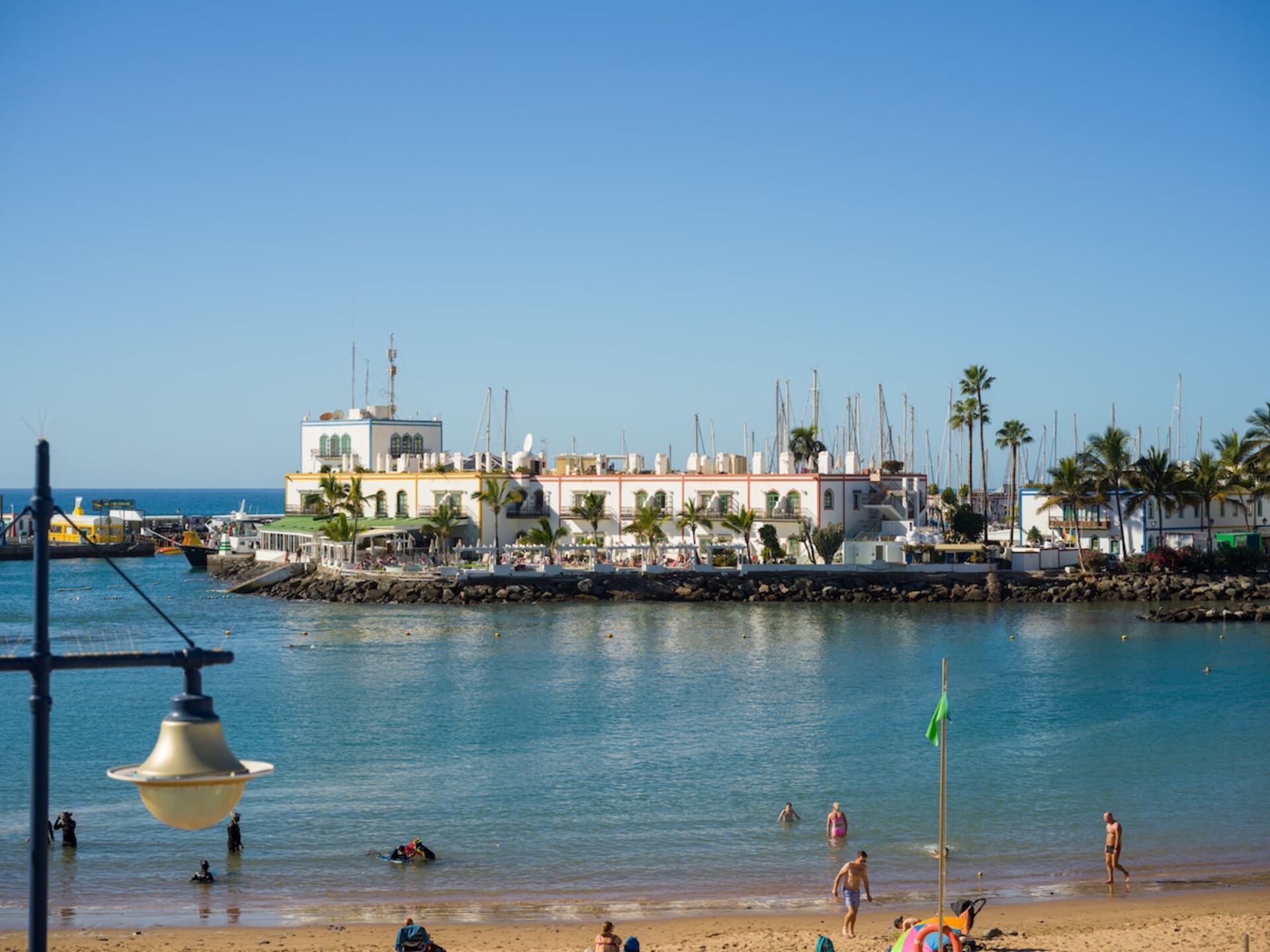 A Beachfront Paradise, Canarias 1006
