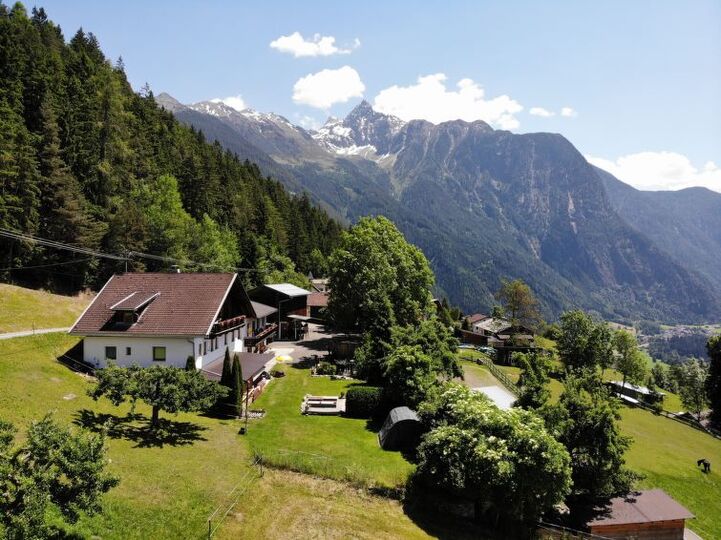 Cozy 3 Bedroom Getaway in Picturesque Tirol, Tirol Apartment 1003, Oetz, Austria
