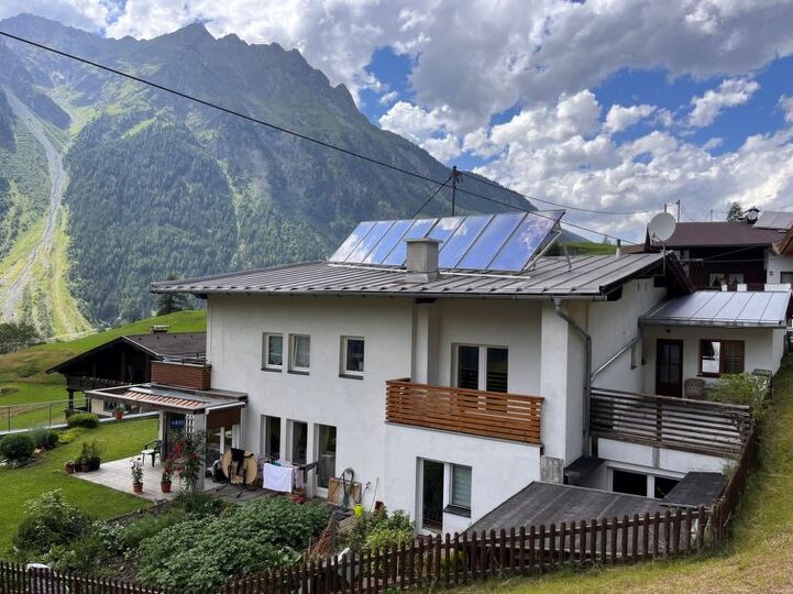 Sleek Alpine Villa with Free Ski Bus Access, Tirol Apartment 1005, Huben, Austria