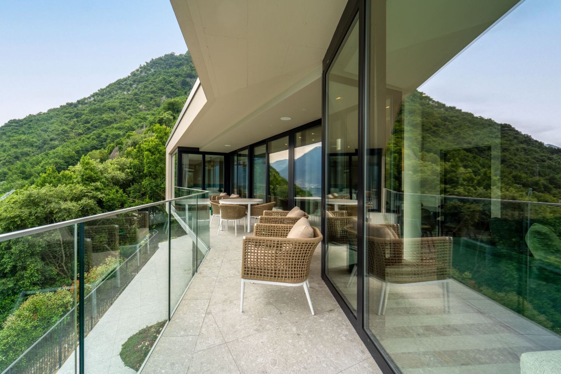 Luxurious 4 Bedroom Villa with Stunning Views in Lombardy