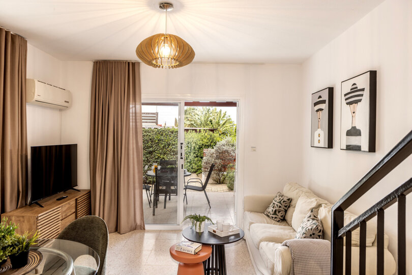 5 Star Marina Seaside Villa – Luxury Seaside Stay in Larnaca, Perivolia Larnakas, Cyprus