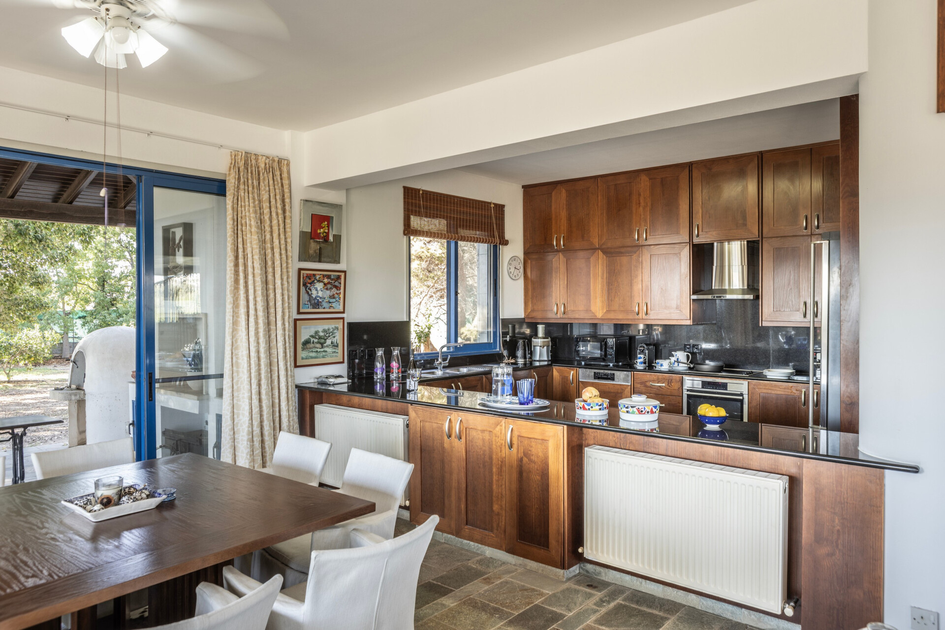 5 Star Villa Sycamore Seaview - Tranquil Countryside Escape.