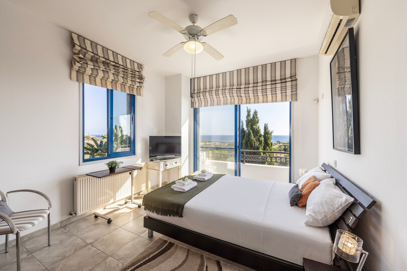 5 Star Villa Sycamore Seaview - Tranquil Countryside Escape.