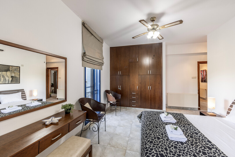 5 Star Villa Sycamore Seaview - Tranquil Countryside Escape.