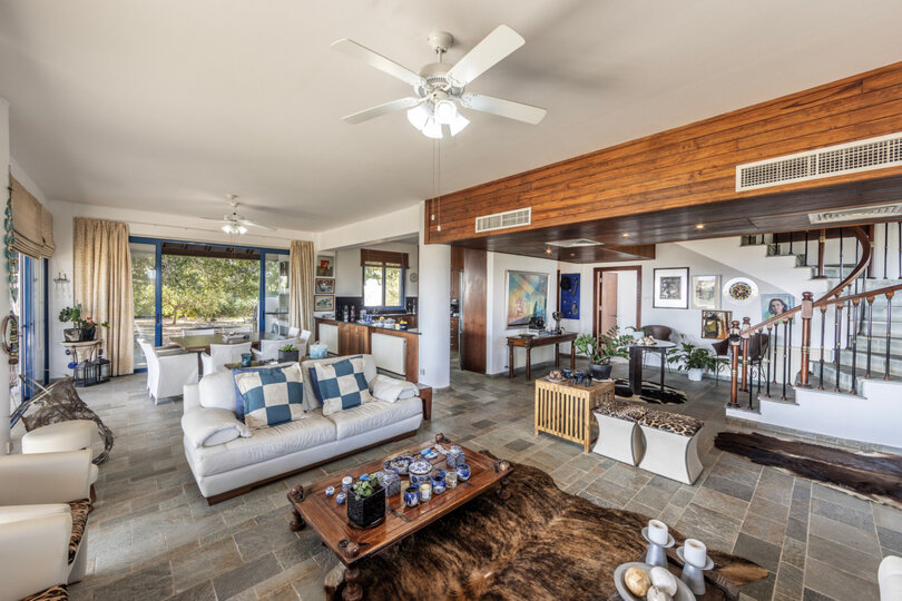 5 Star Villa Sycamore Seaview - Tranquil Countryside Escape.