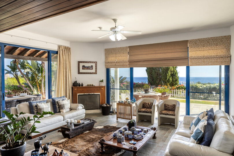 5 Star Villa Sycamore Seaview - Tranquil Countryside Escape.
