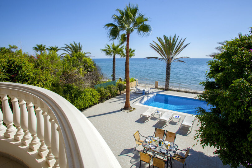 5 Star Villa Sunset Beachfront - Coastal Luxury Retreat