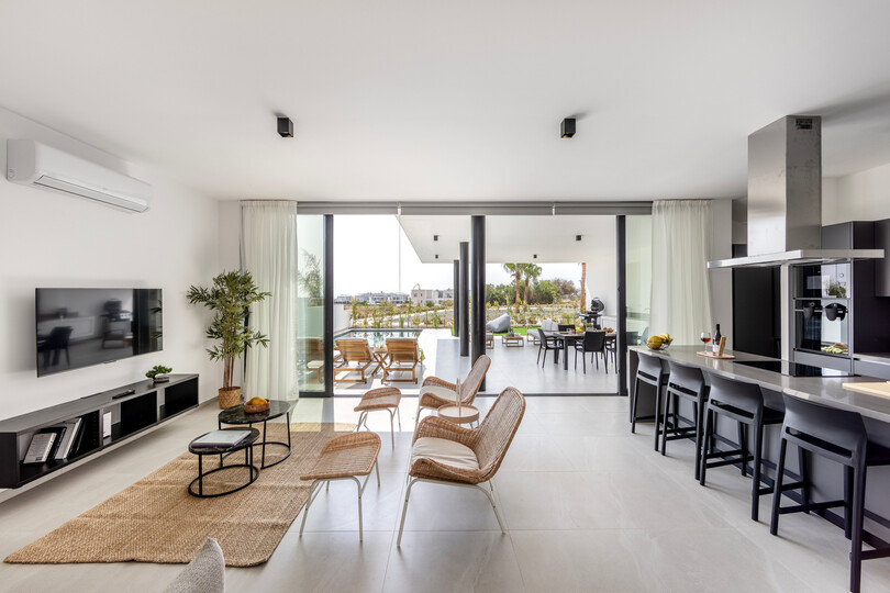 5 Star Villa Aqua Pearl - Contemporary Coastal Escape