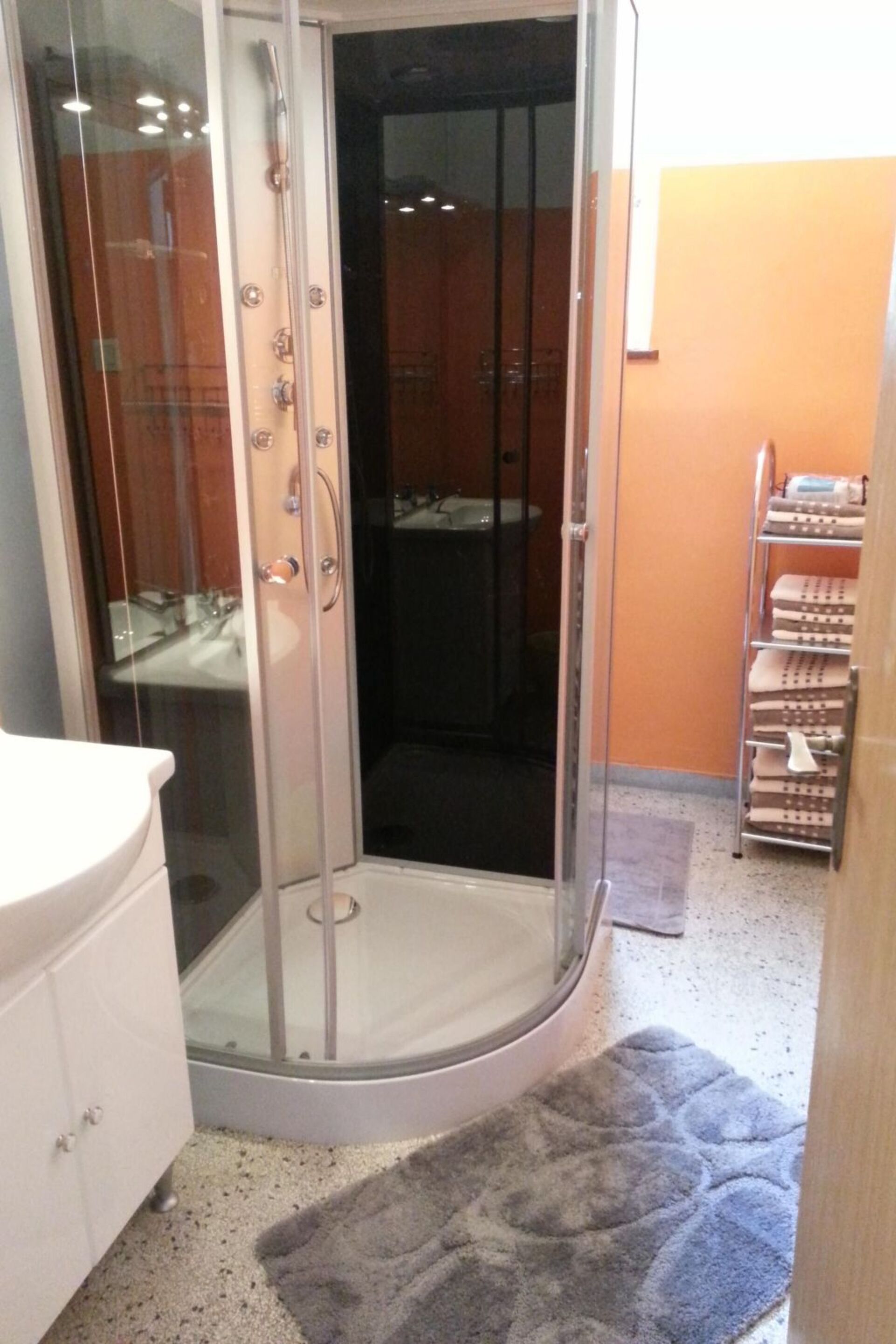 Beautiful 2-Bed Apartment in Innsbruck-Land, Sleeps 5, 1133