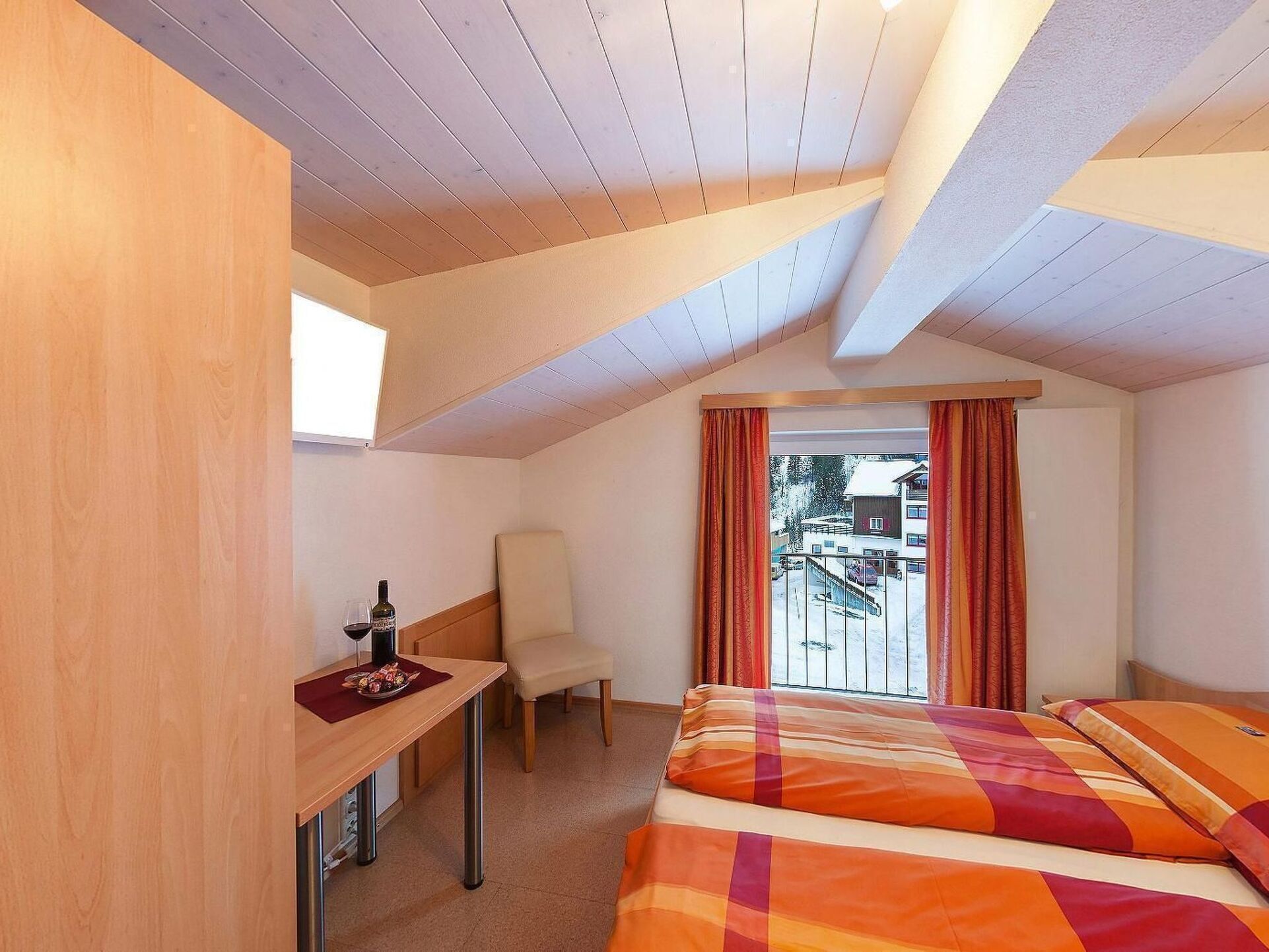 Gorgeous 4-Bed Apartment in Bregenz, Sleeps 8, 1040