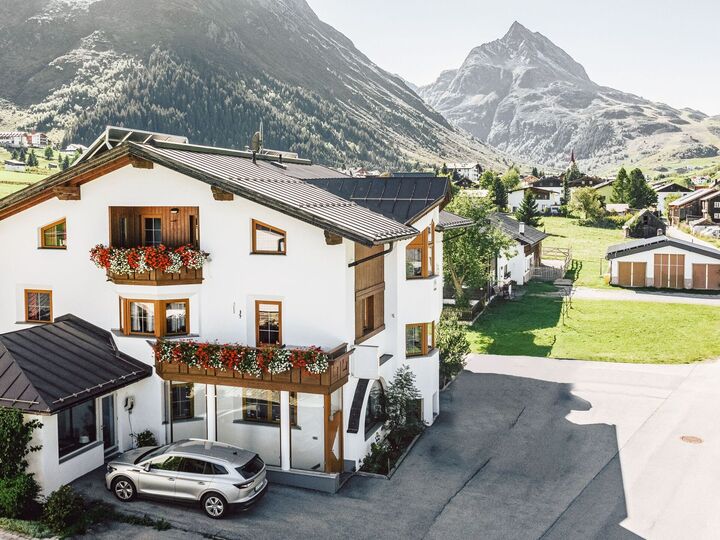 Serene 2-Bed Apartment in Landeck, Sleeps 5, 1116, Galtür, Austria