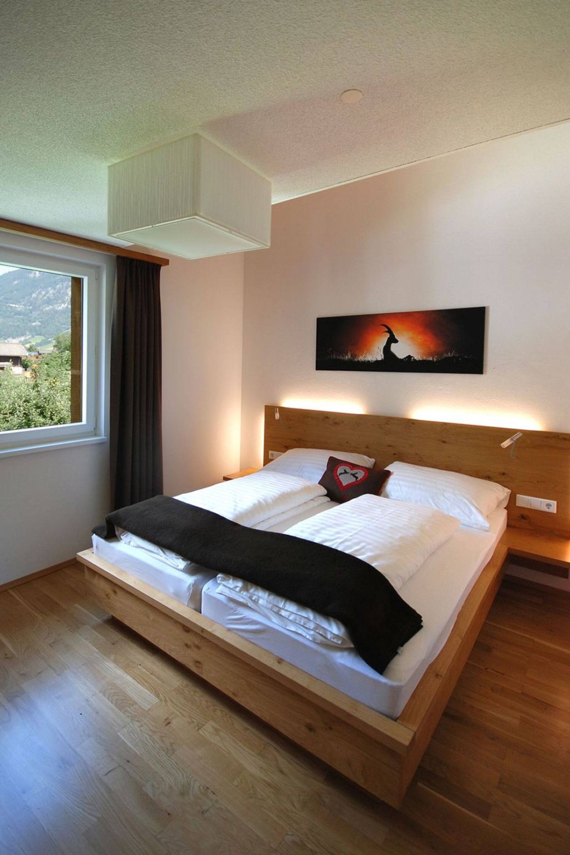 Luxurious 4-Bed Apartment in Lienz, Sleeps 10, 1118