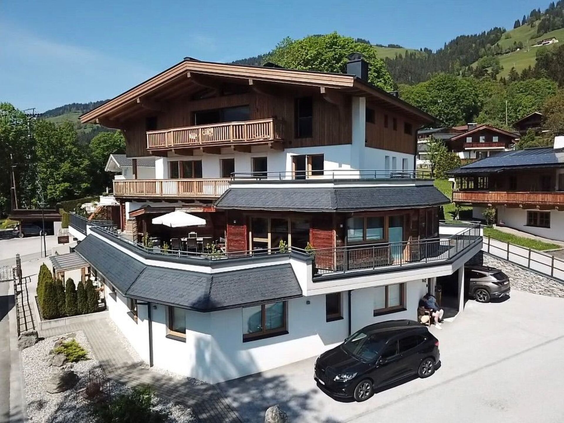 Stylish 4-Bed Apartment in Kitzbuhel, Sleeps 8, 1170