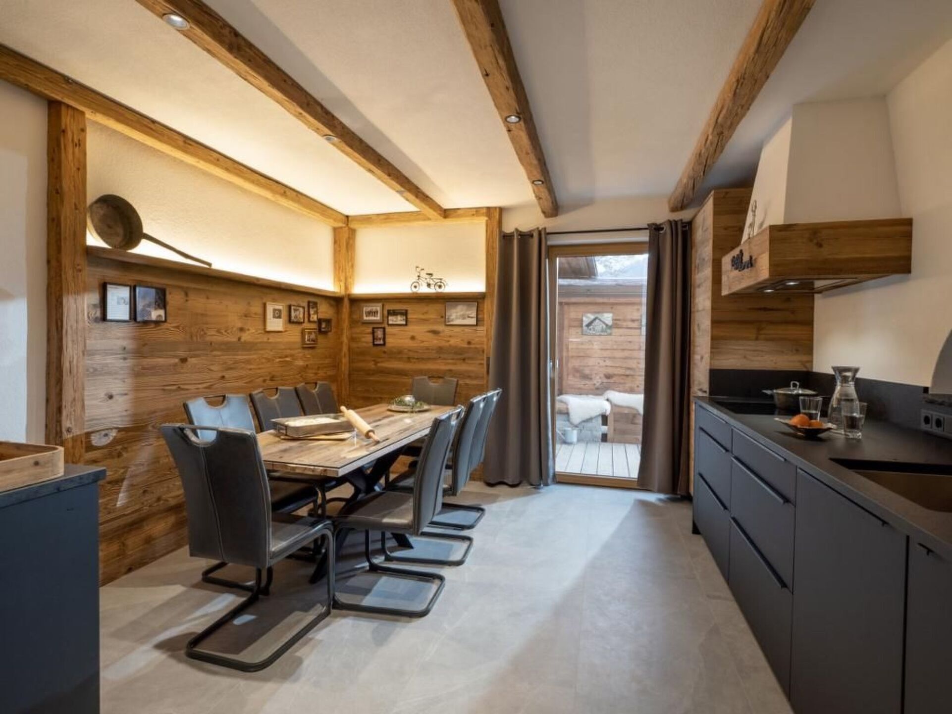 Stylish 4-Bed Apartment in Kitzbuhel, Sleeps 8, 1170