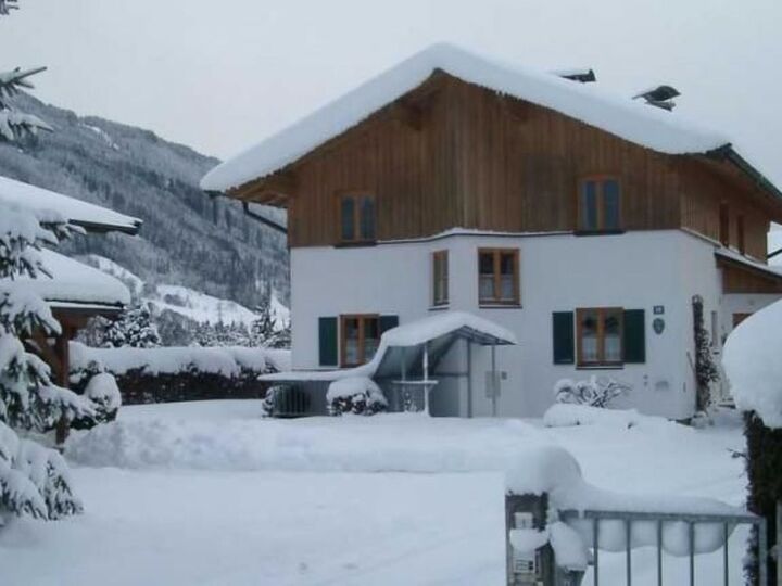 Elegant 2-Bed Apartment in Zell am See, Sleeps 4, 1141