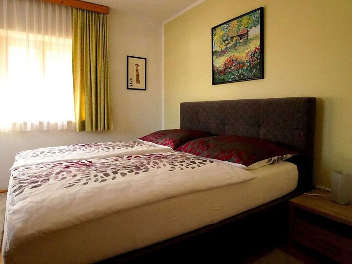 Elegant 2-Bed Apartment in Zell am See, Sleeps 4, 1141
