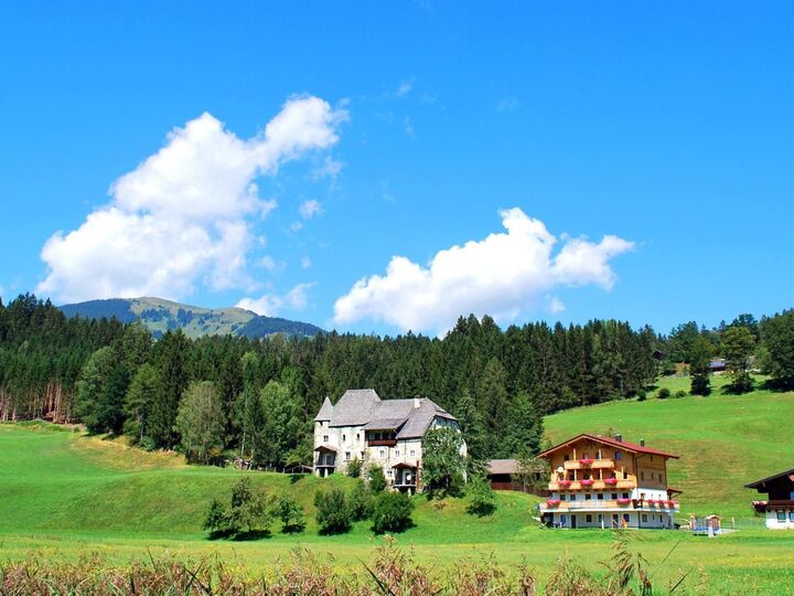 Beautiful 2-Bed Apartment in Zell am See, Sleeps 2, 1139