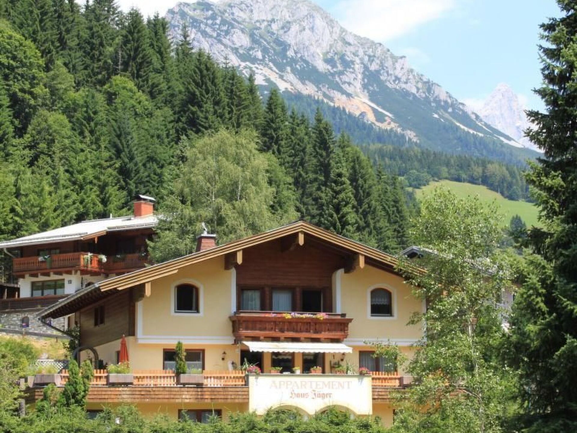 2-Bed Apartment in Sankt Johann im Pongau, Sleeps 3, 1129