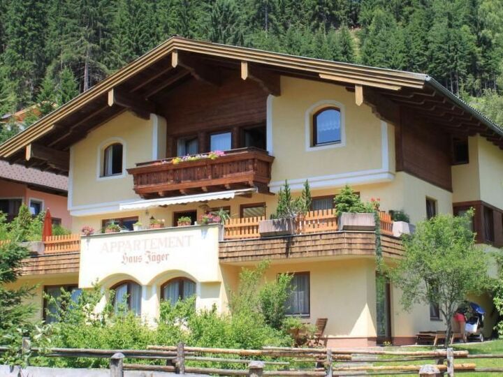 2-Bed Apartment in Sankt Johann im Pongau, Sleeps 3, 1129
