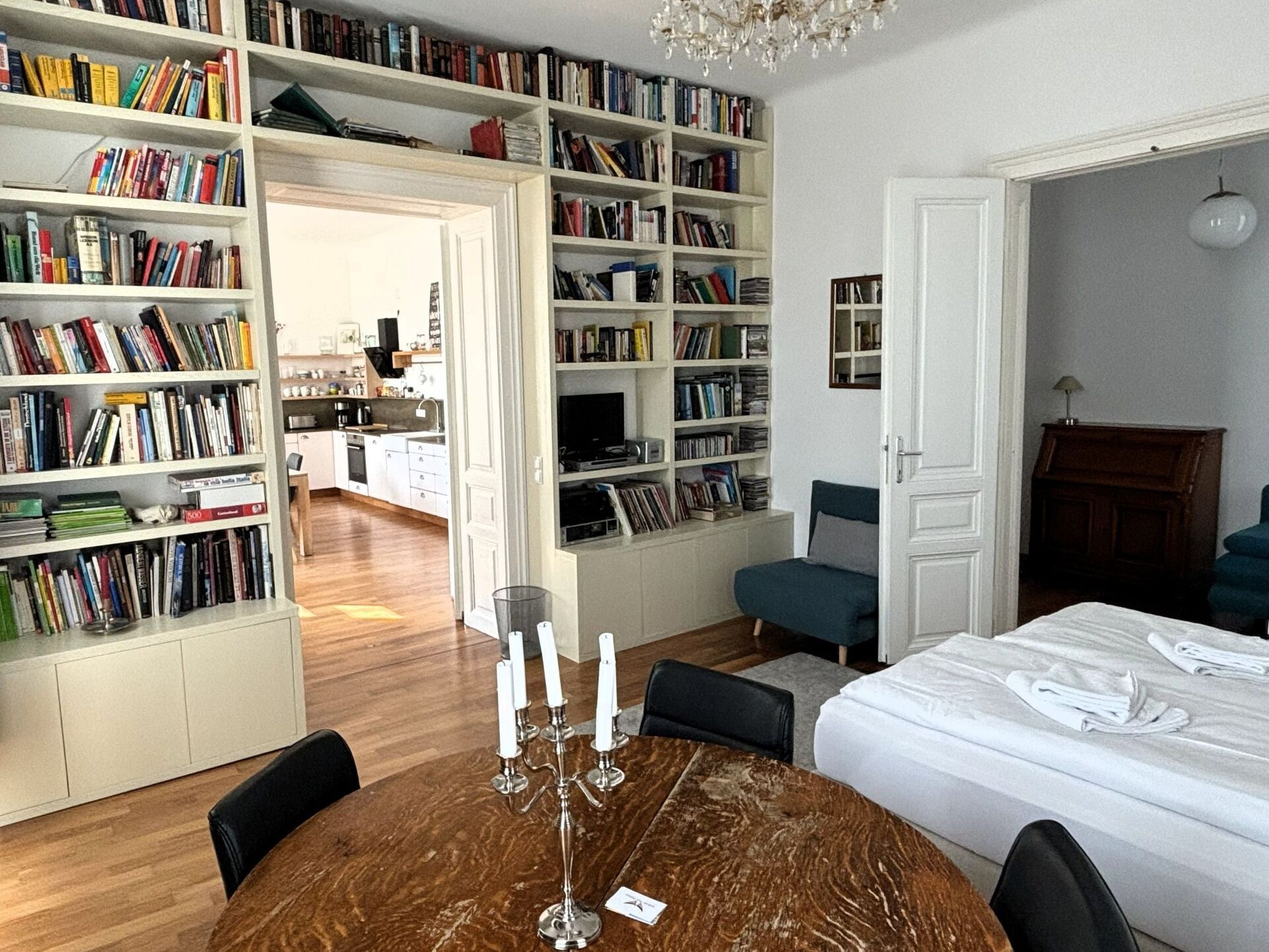 Spacious 6-Bed Apartment in Wien, Sleeps 10, 1010
