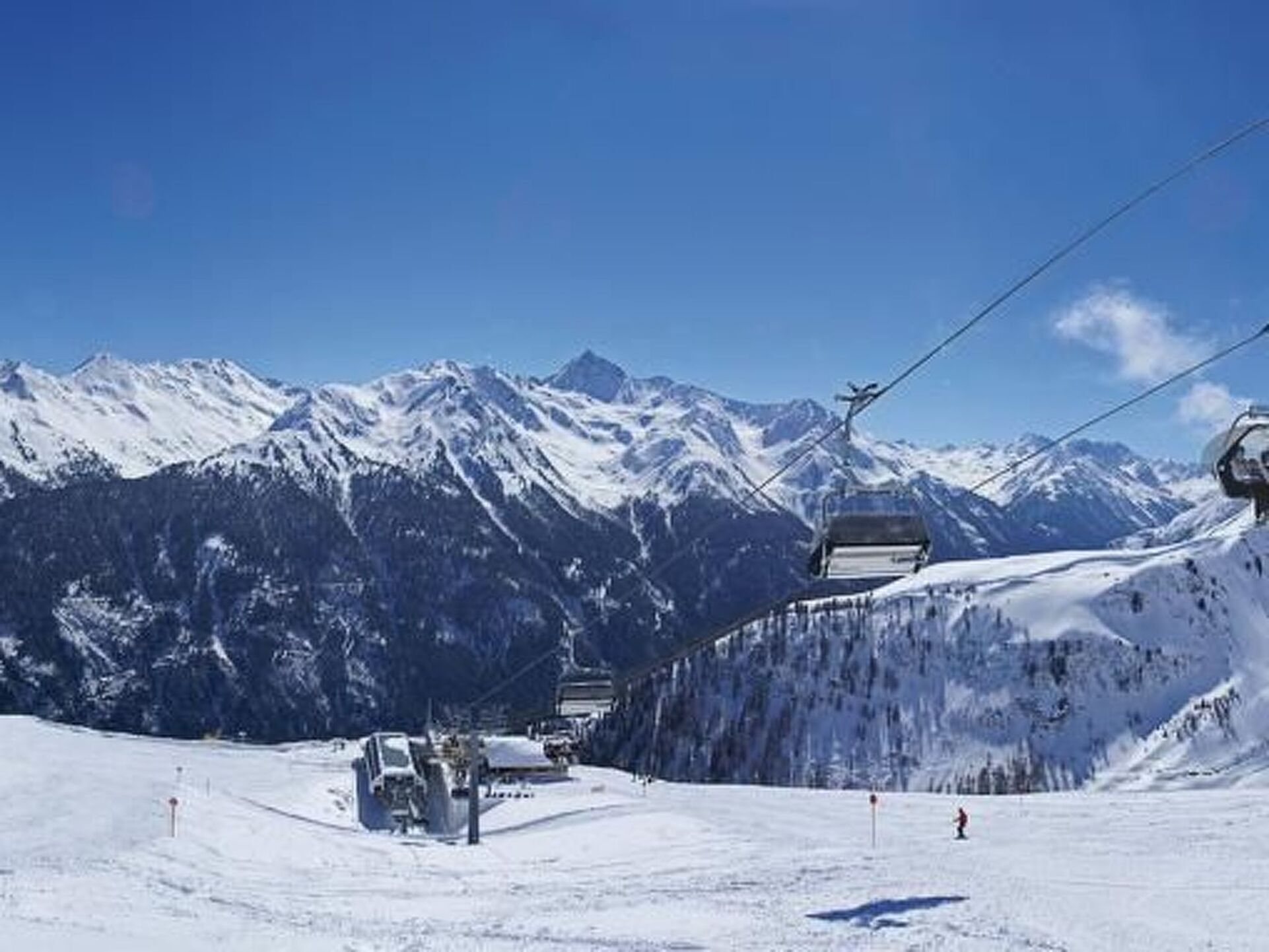 Elegant 1-Bed Apartment in Landeck, Sleeps 3, 1142