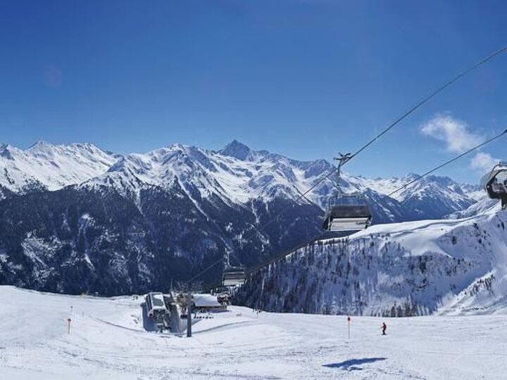 Elegant 1-Bed Apartment in Landeck, Sleeps 3, 1142