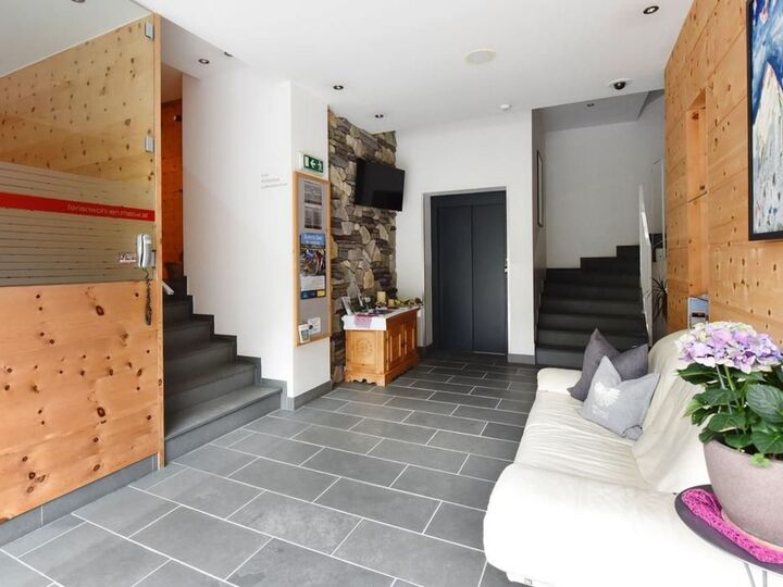 Beautiful 4-Bed Apartment in Landeck, Sleeps 10, 1144