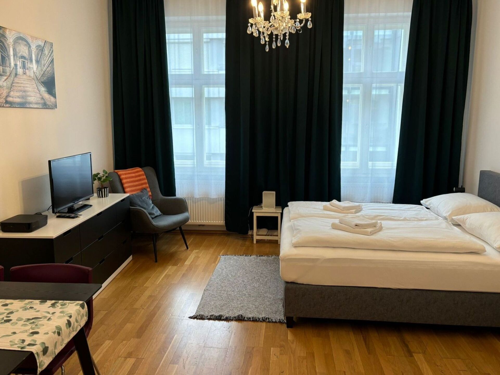 Elegant 2-Bed Apartment in Wien, Sleeps 4, 1002