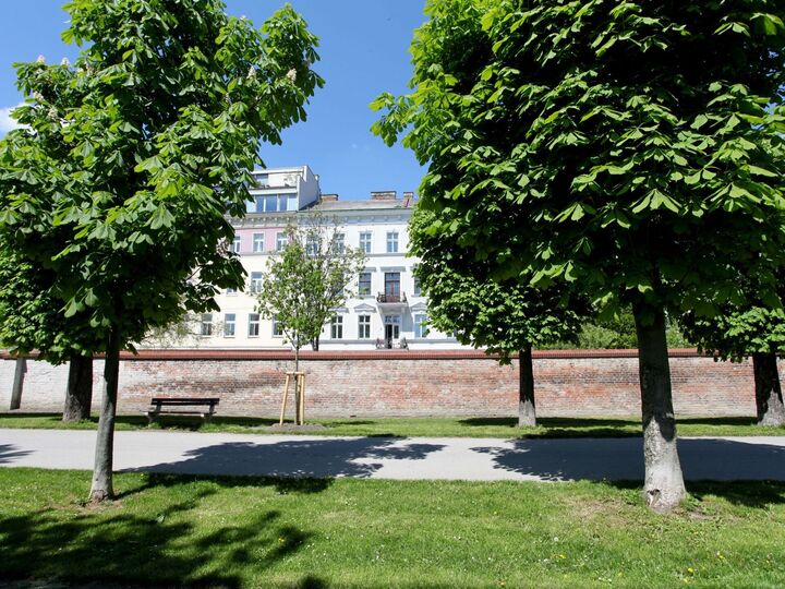 Elegant 2-Bed Apartment in Wien, Sleeps 4, 1002