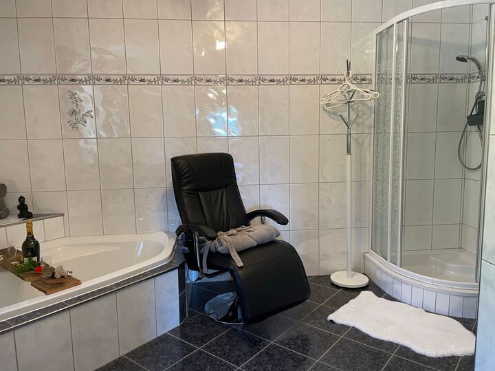 Serene 3-Bed House in Wolfsberg, Sleeps 5, 1083