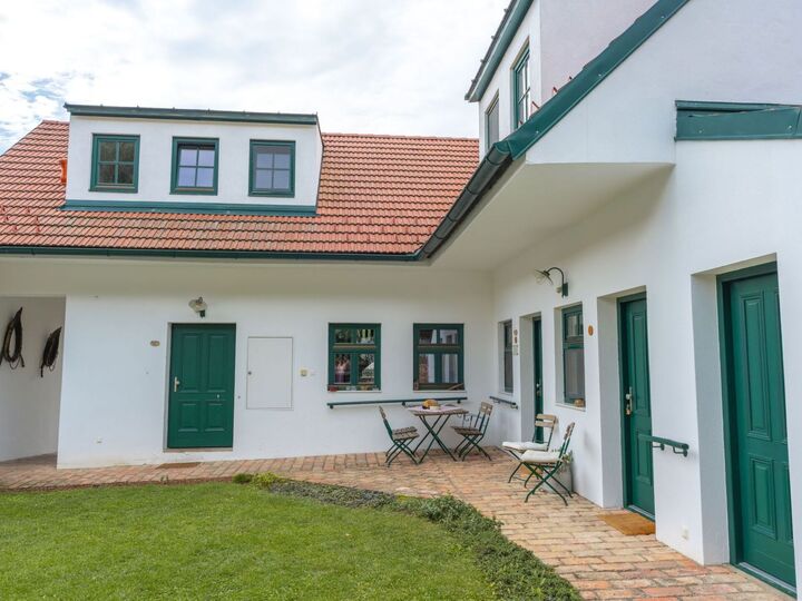 Stylish 5-Bed House in Ganserndorf, Sleeps 11, 1004