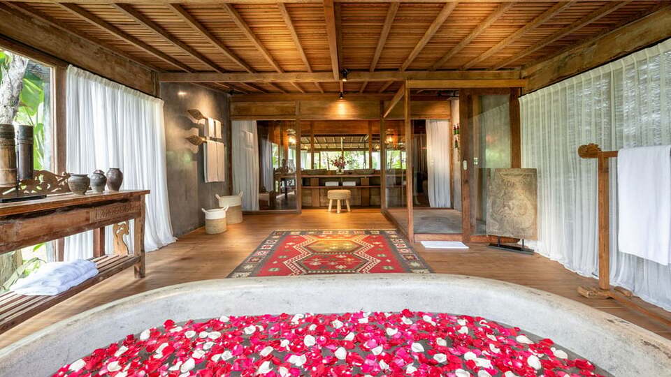 5 Star Villa Nag Shampa – A Private Balinese Masterpiece