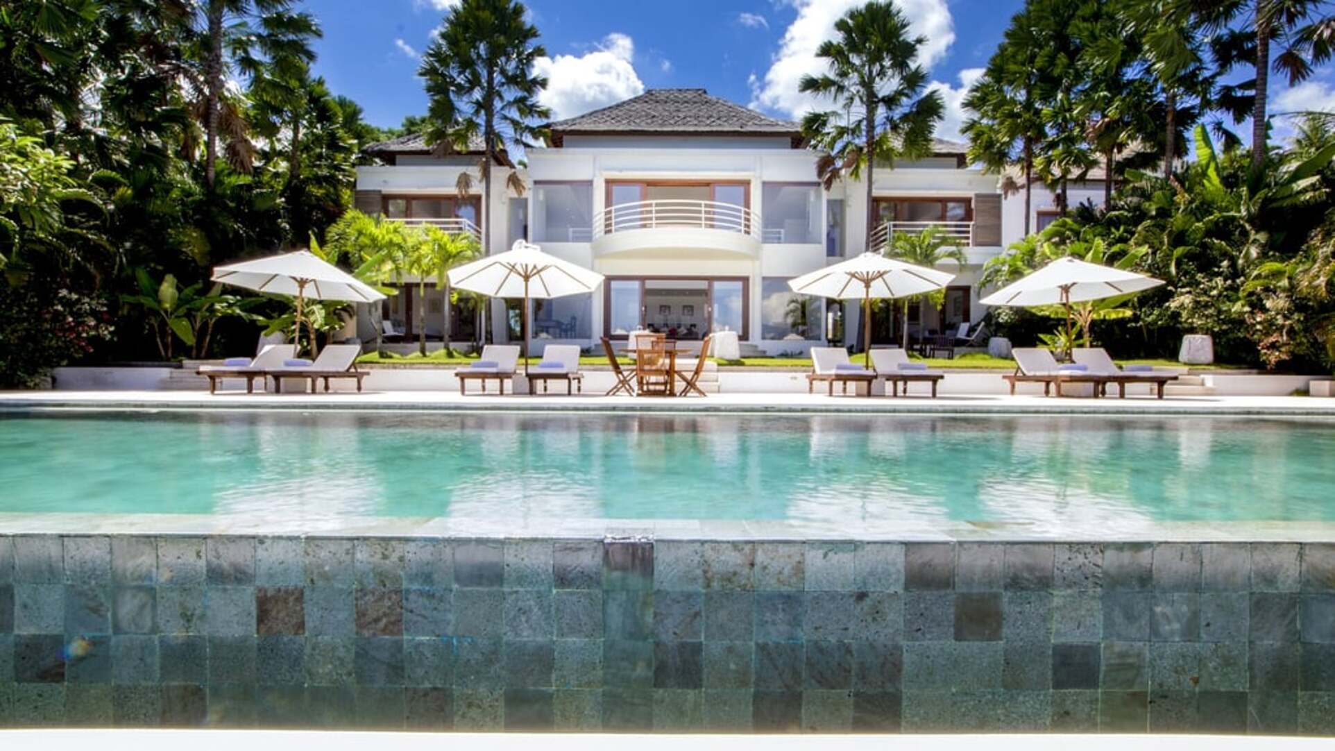 5 Star Villa Lulla – A Luxurious Beachfront Escape in Bali