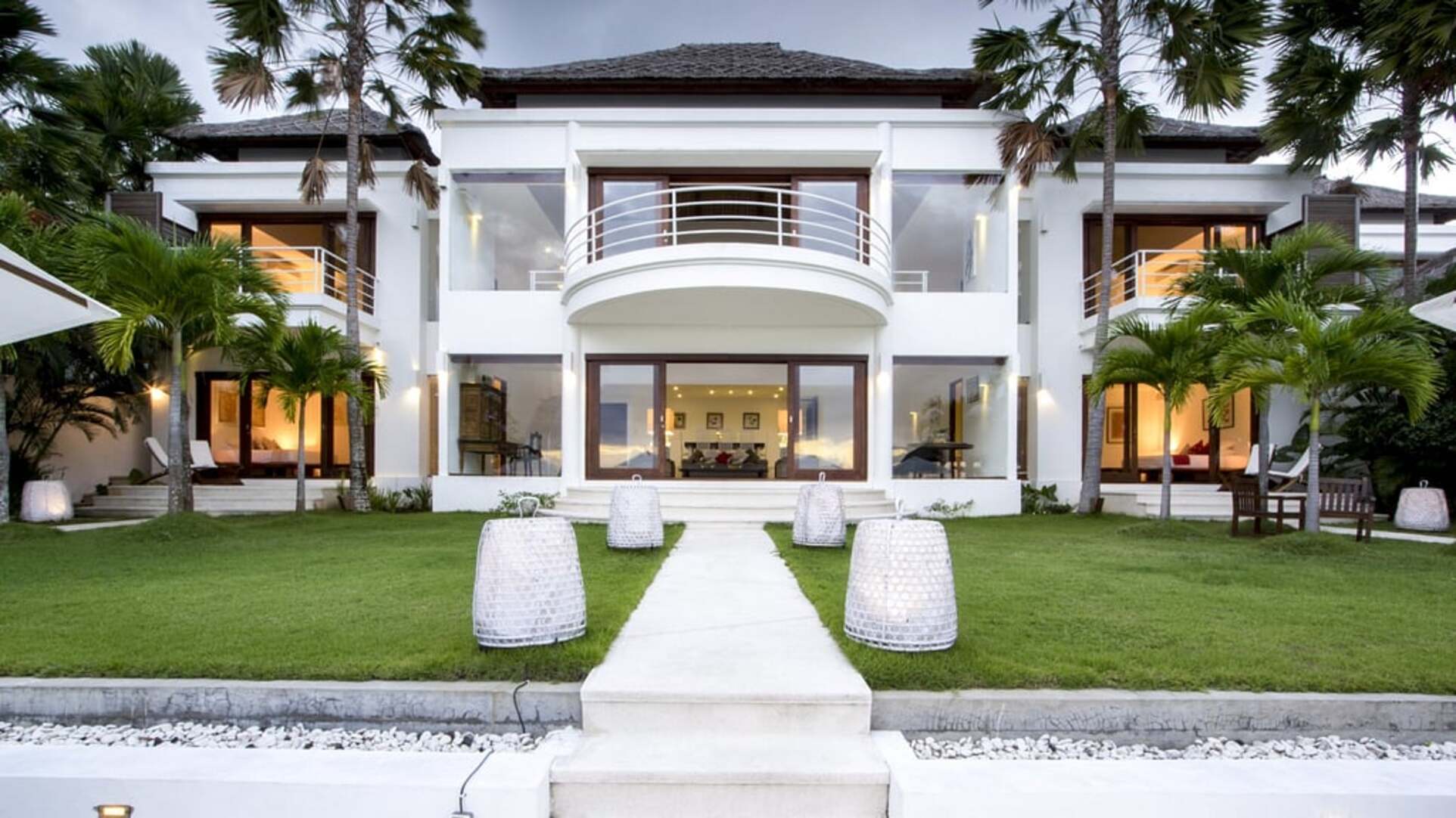 5 Star Villa Lulla – A Luxurious Beachfront Escape in Bali