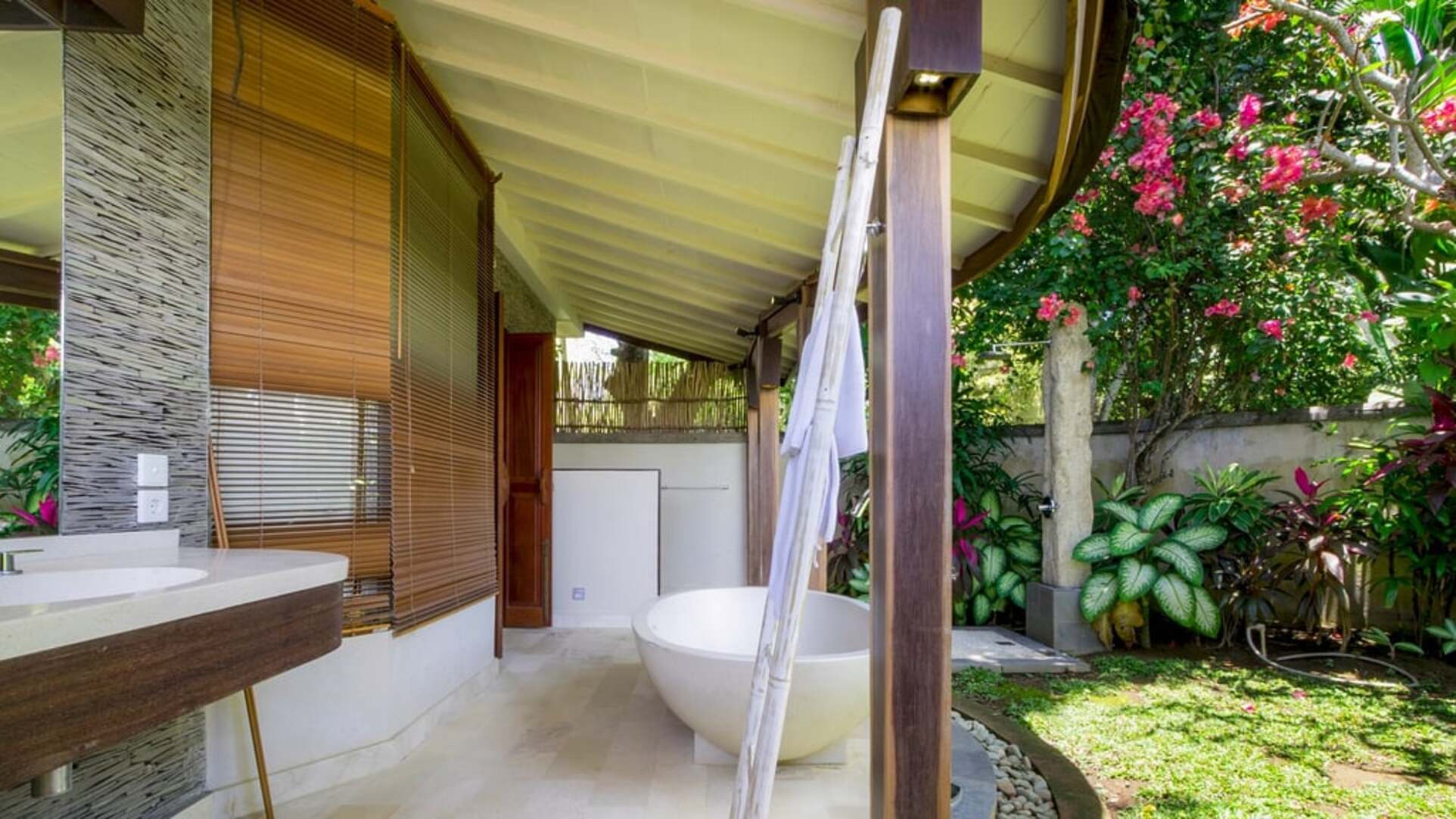 5 Star Akilea Estate – Tropical Grandeur Retreat