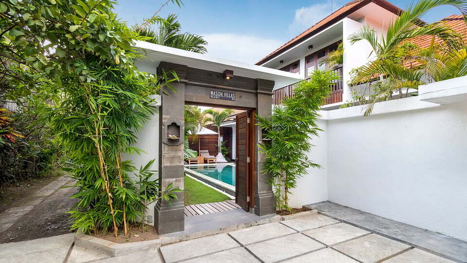 5 Star Minggu Villas – Tropical Group Escape