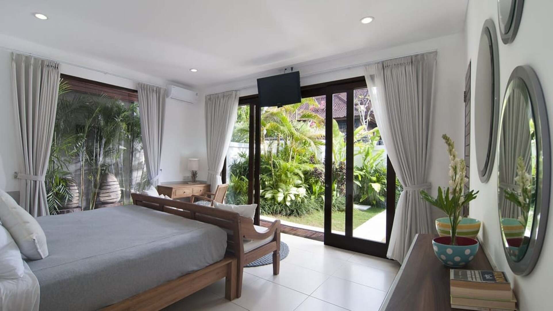 5 Star Minggu Villas – Tropical Group Escape