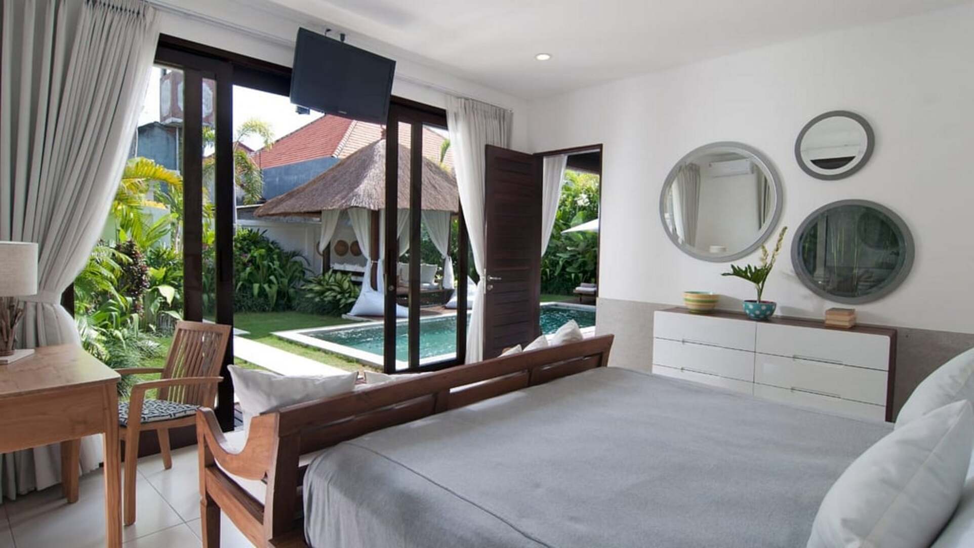 5 Star Minggu Villas – Tropical Group Escape