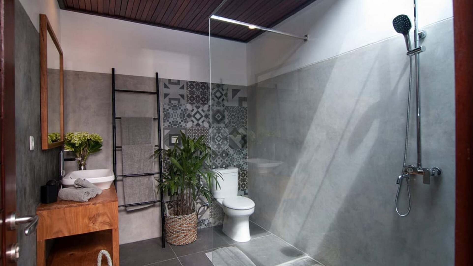 5 Star Minggu Villas – Tropical Group Escape