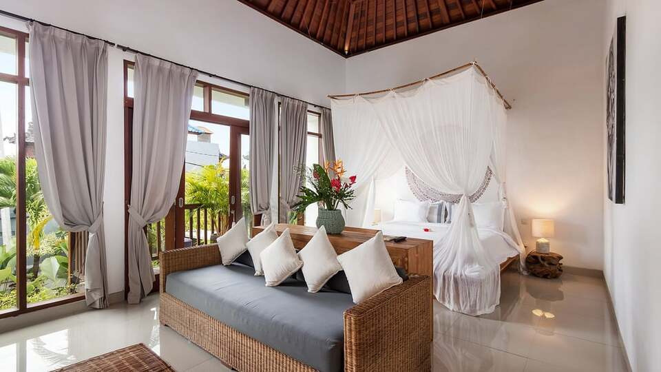 5 Star Minggu Villas – Tropical Group Escape