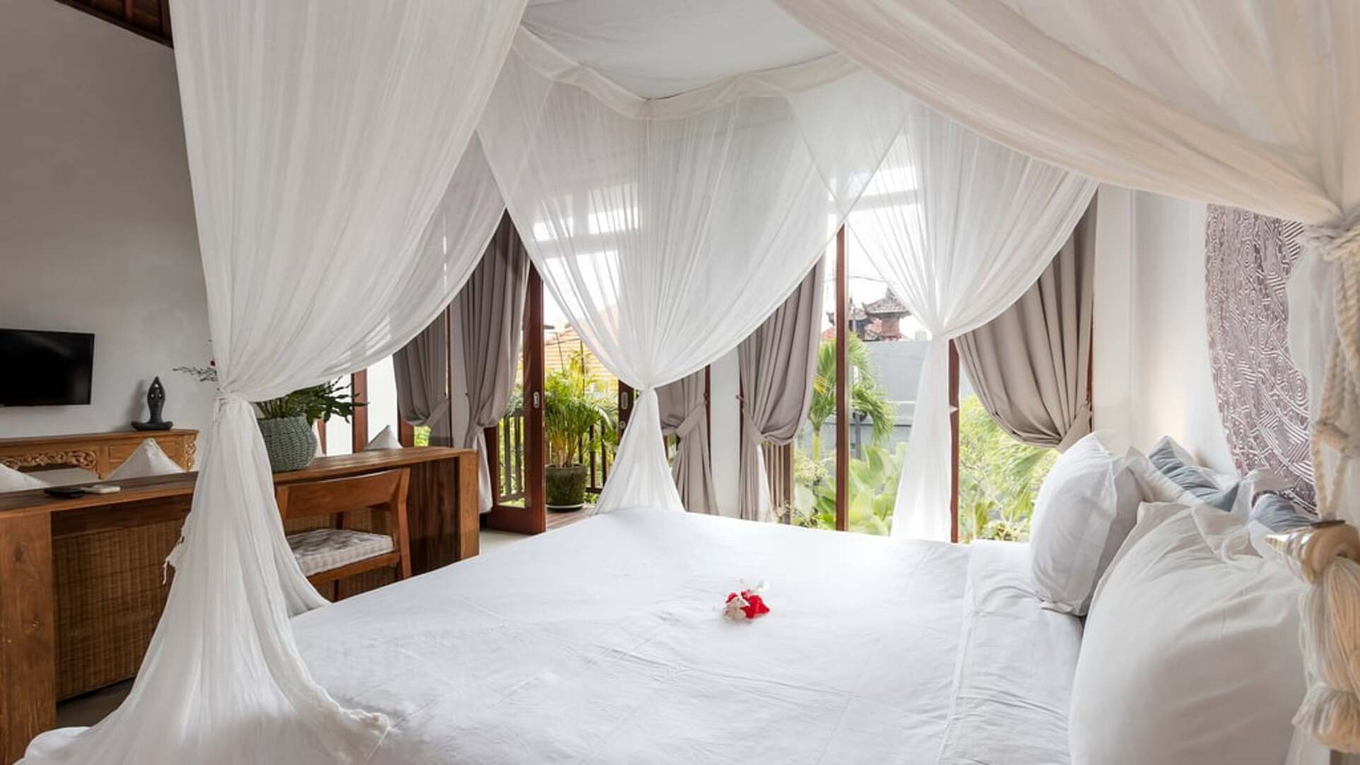 5 Star Minggu Villas – Tropical Group Escape