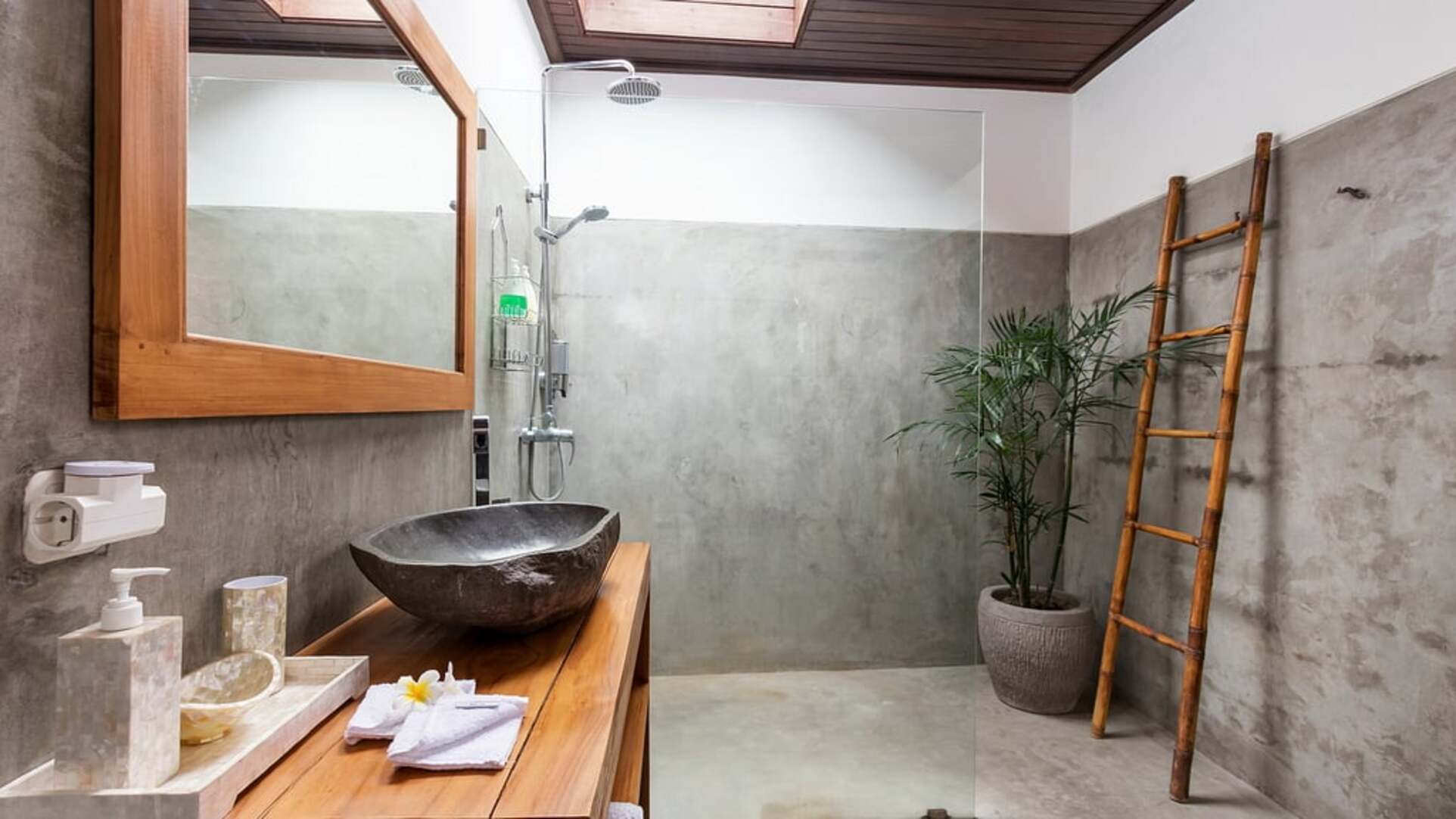 5 Star Minggu Villas – Tropical Group Escape