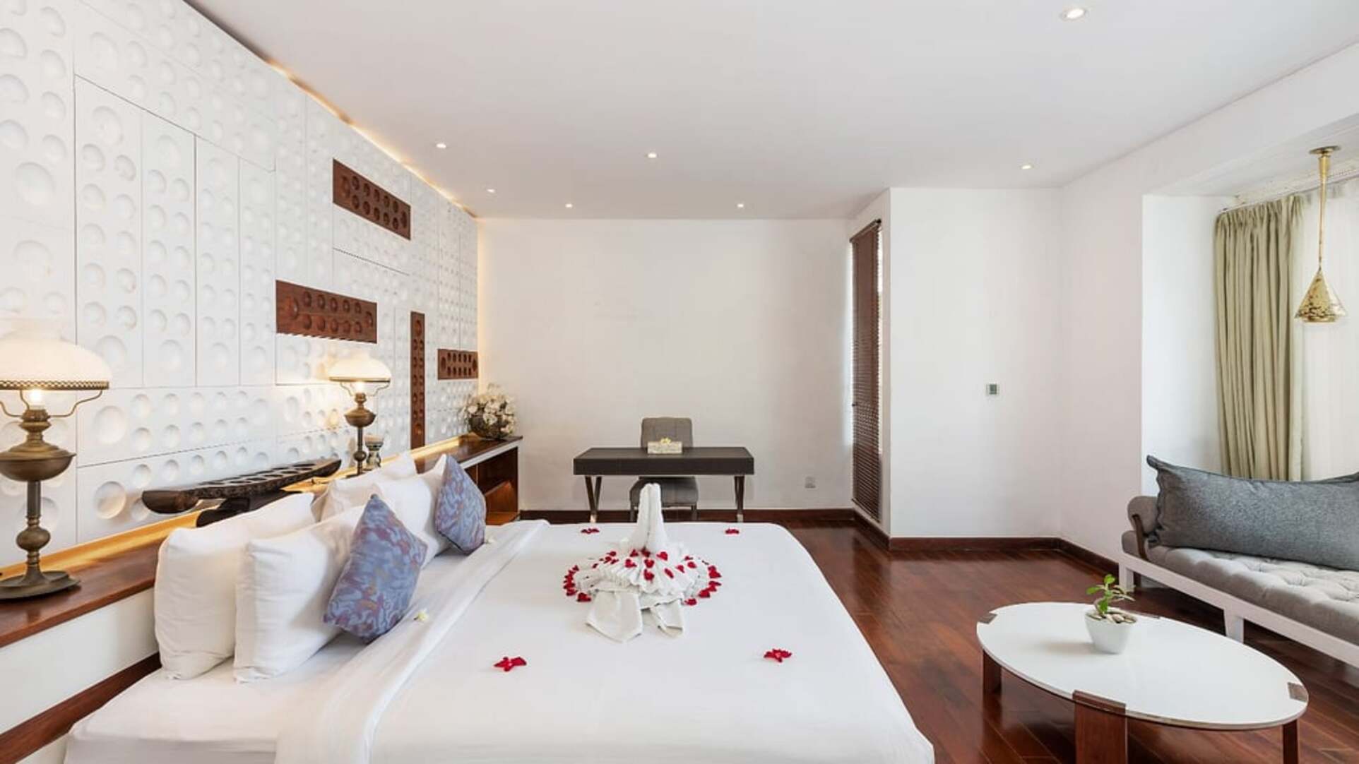 5 Star The Chand’s One – Romantic Beachfront Haven